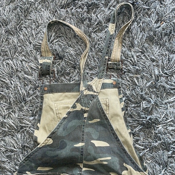 Forever 21 camo overall size small - Picture 11 of 13